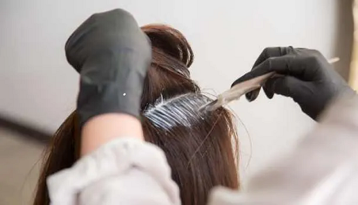 Mewarnai rambut dianggap sebagai "kejahatan yang diperlukan" bagi semua orang (Foto/Dari Komunitas Dewasa).